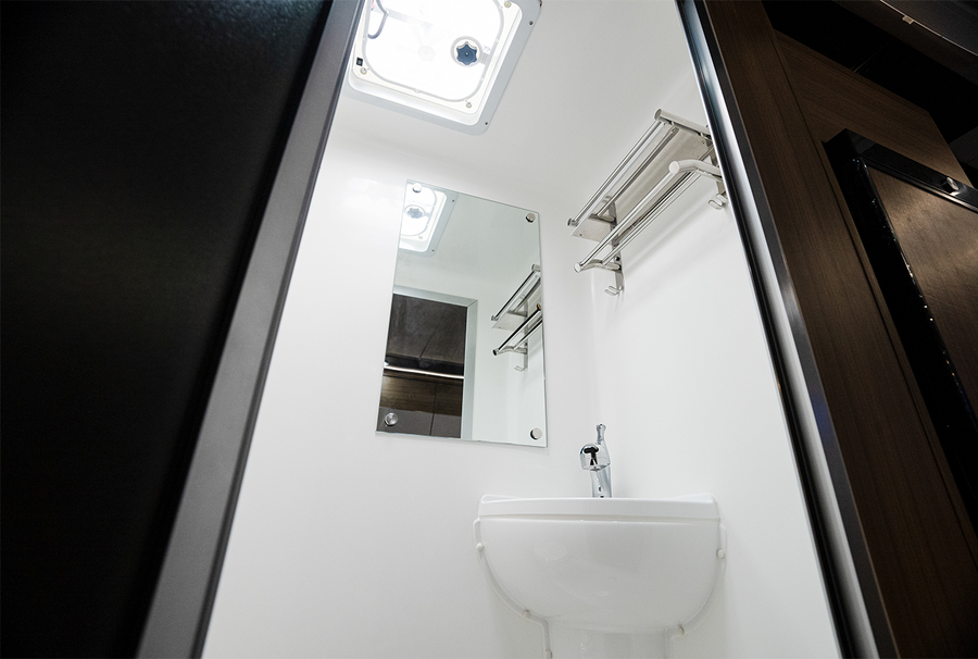 HQ17 compact wet bath with sink, mirror and overhead vent