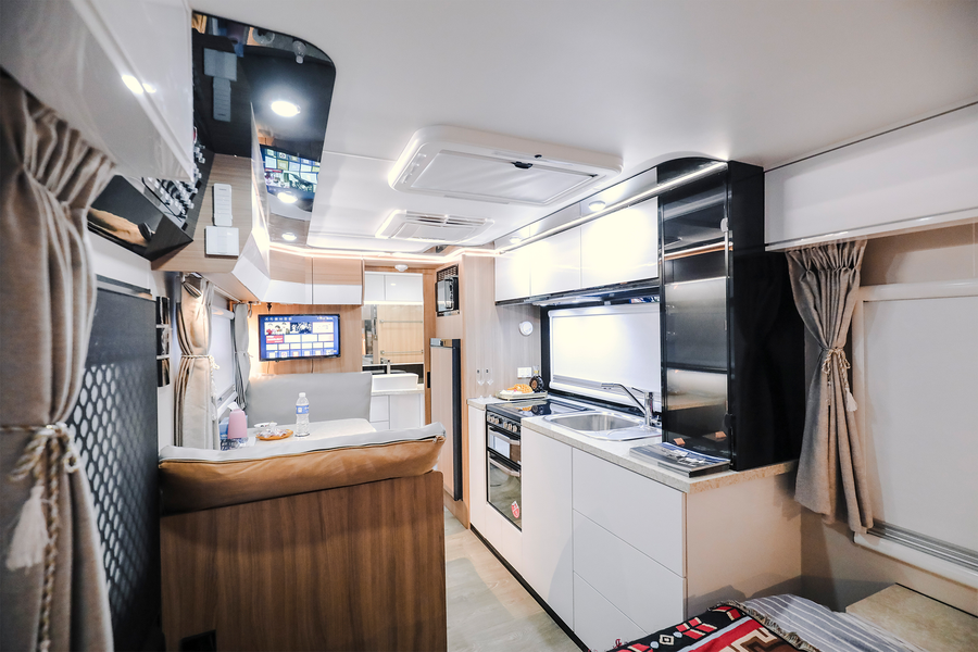 HQ19 full cabin with kitchen, dinette and rear vanity
