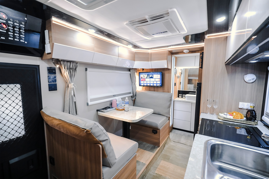HQ19 facing dinette seats, dining table and rear bathroom