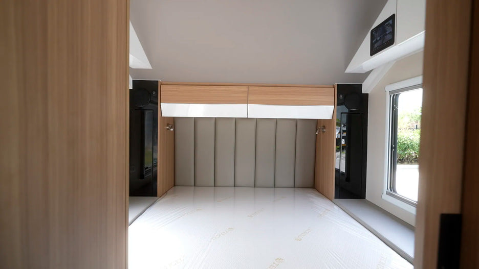 HQ21 BALCONY interior detail