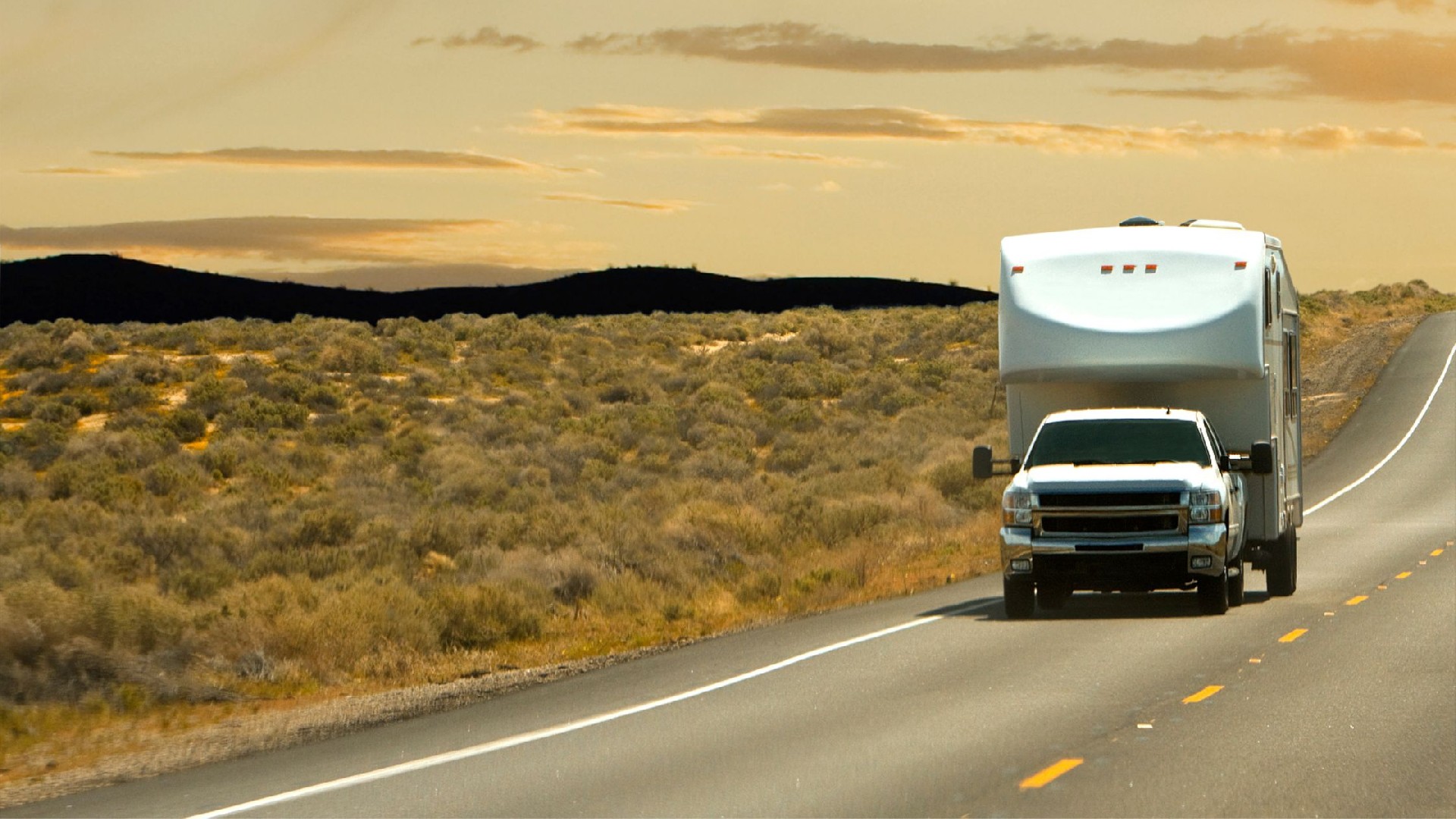 Travel trailer vs Motorhome: How to Choose Between the Two